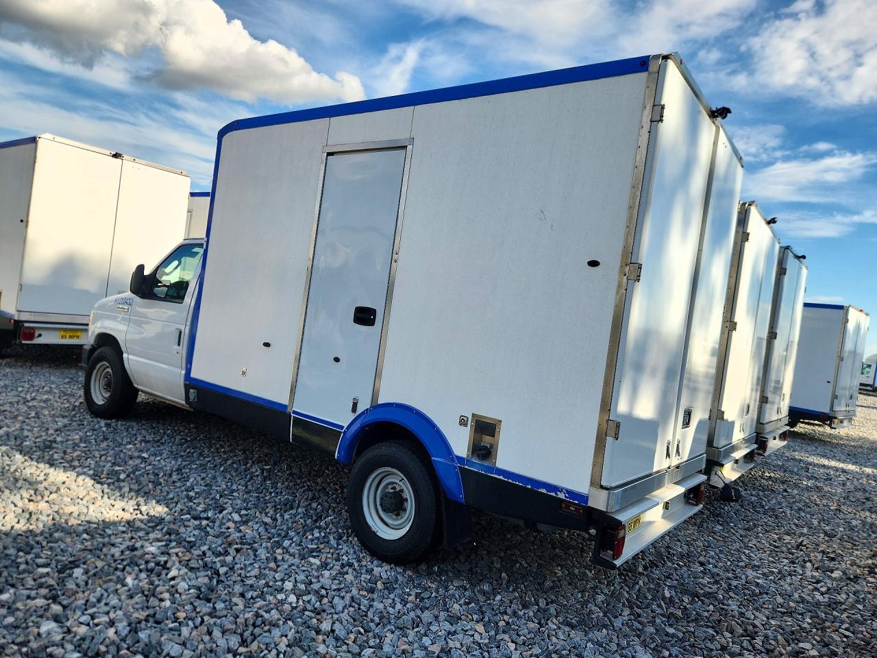 2023 Ford E350 - Refrigerated Box Truck - Фото 2