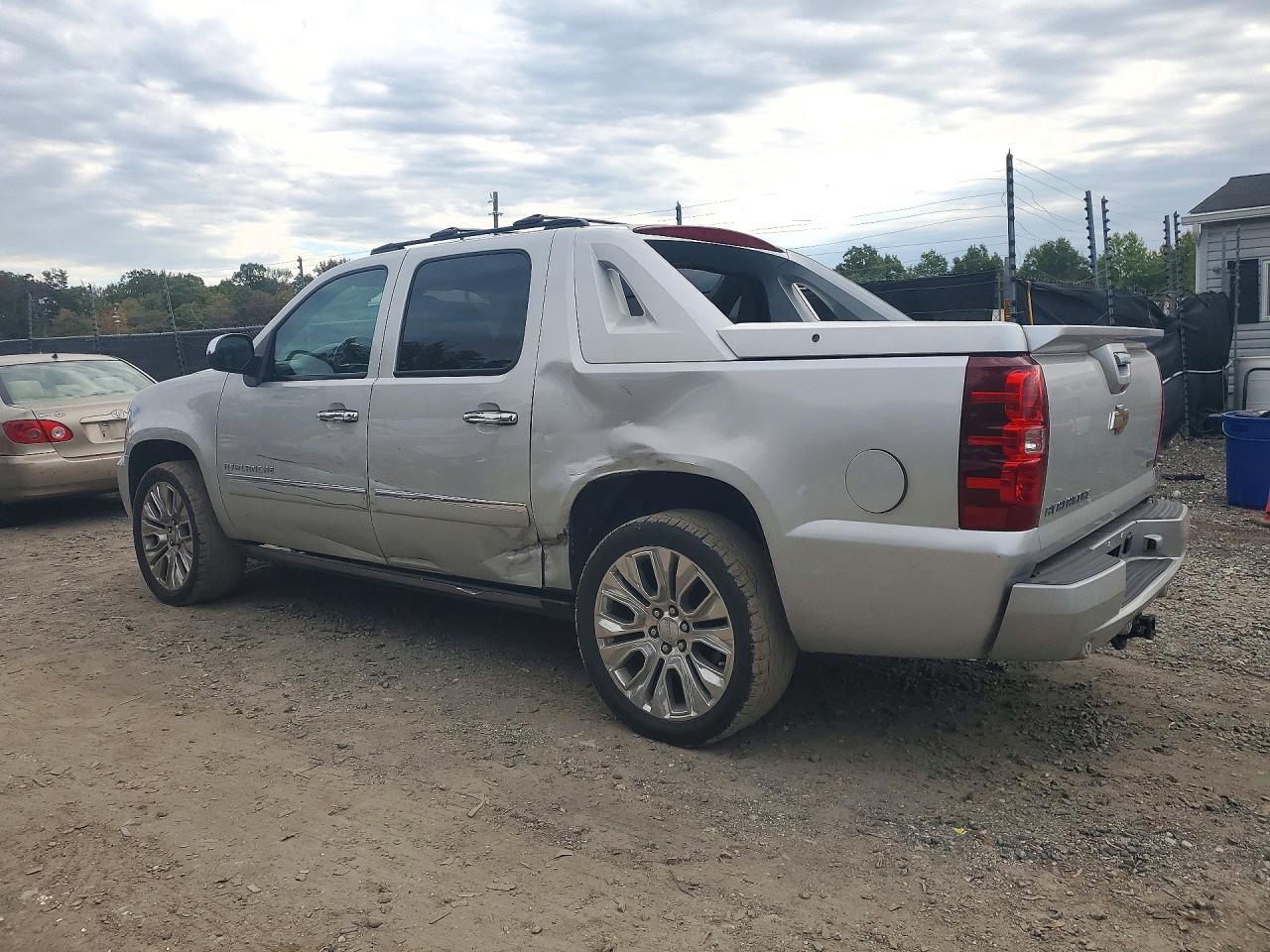 2011 Chevrolet Avalanche Ltz - Image 2