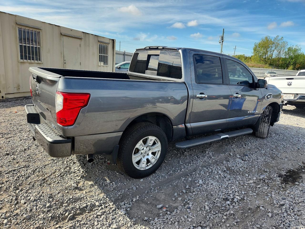 2017 Nissan Titan Sv - Фото 3