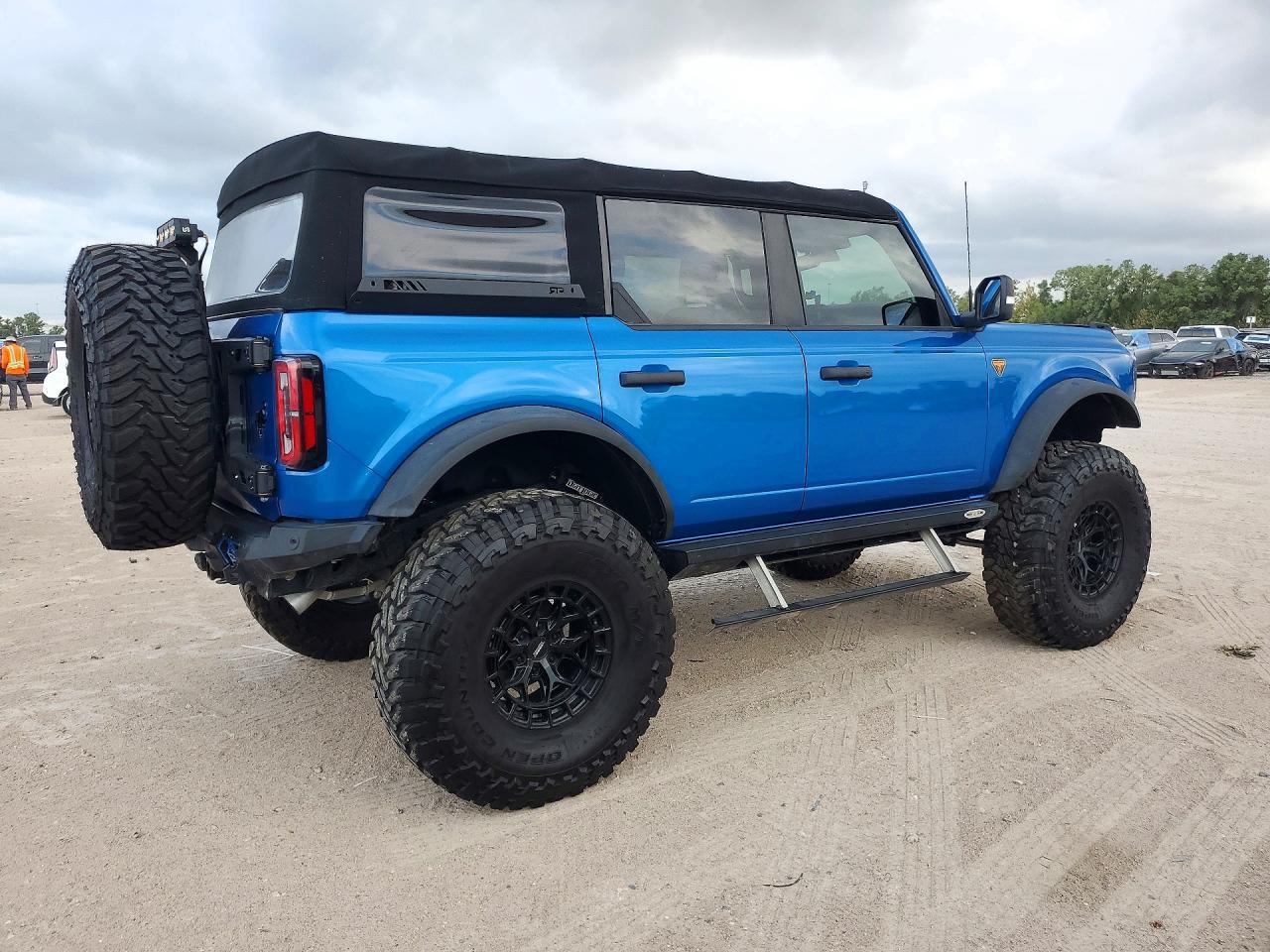 2025 Ford Bronco Badlands - Image 3