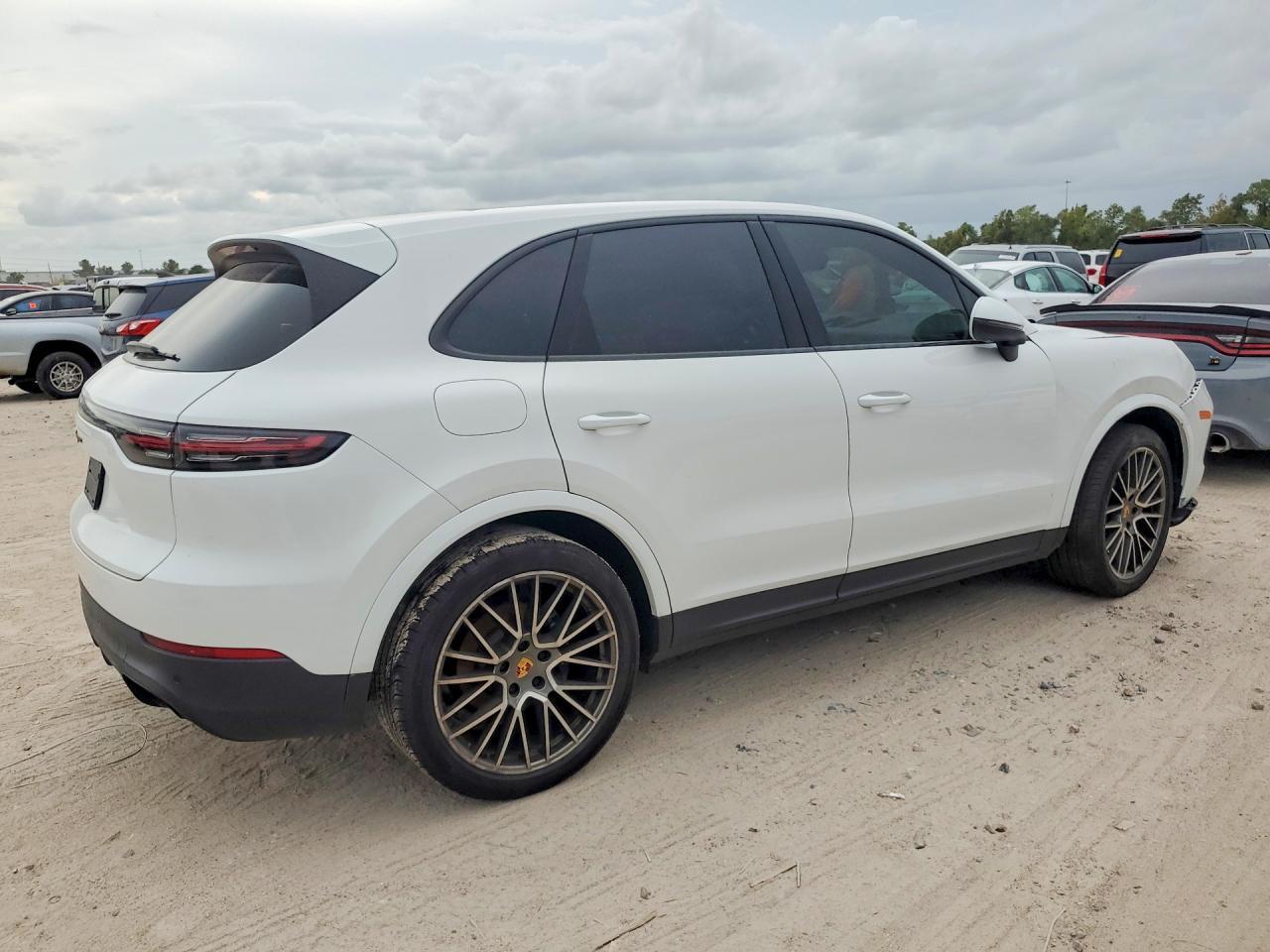 2023 Porsche Cayenne Platinum Edition - Image 3