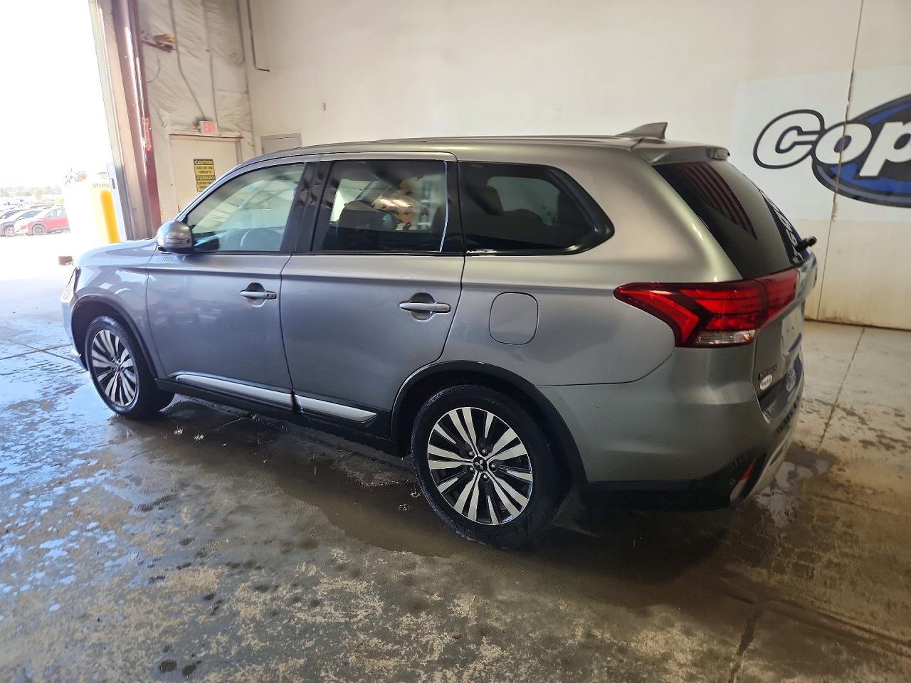 2019 Mitsubishi Outlander Se - Image 2