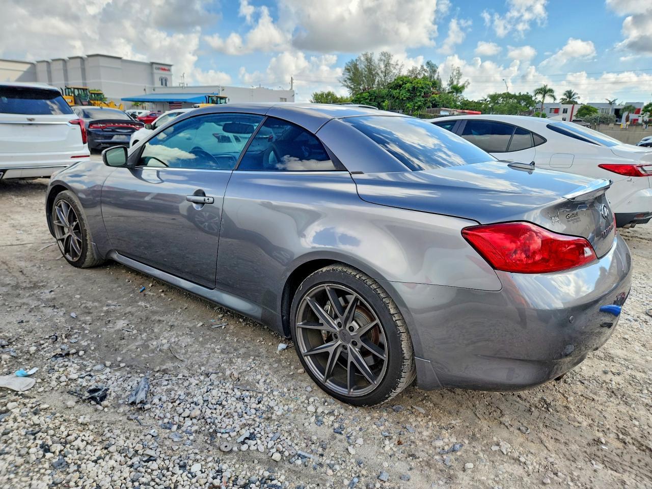 2012 Infiniti G37 Convertible Base - Фото 2