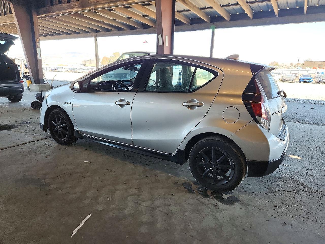 2017 Toyota Prius C One - Image 2