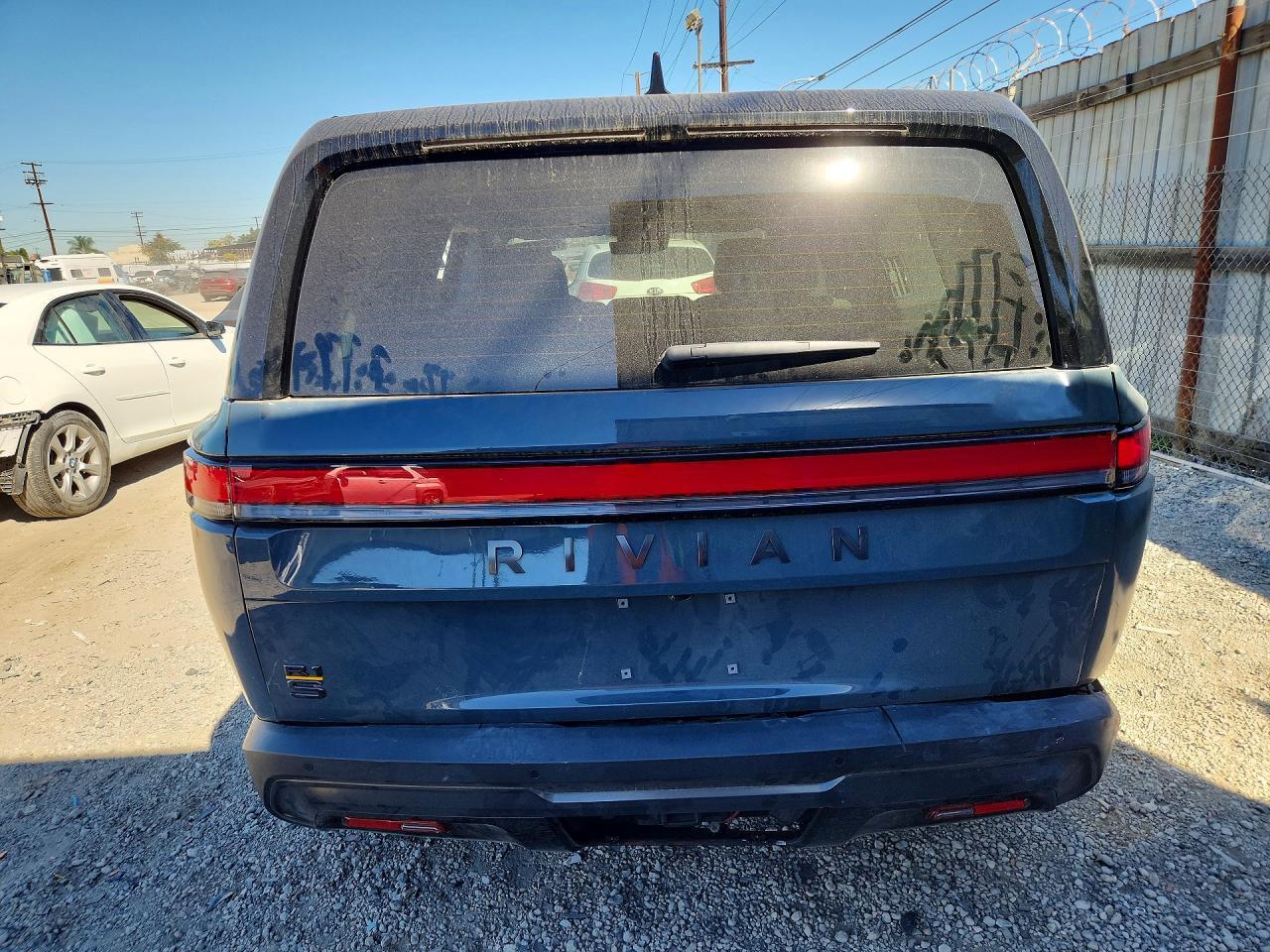 2025 Rivian R1S Premium - Image 6