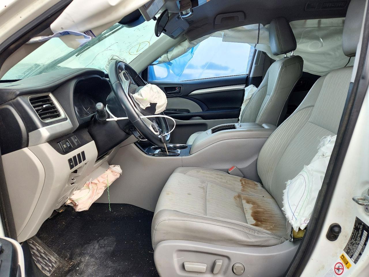 2017 Toyota Highlander Le Plus - Image 7
