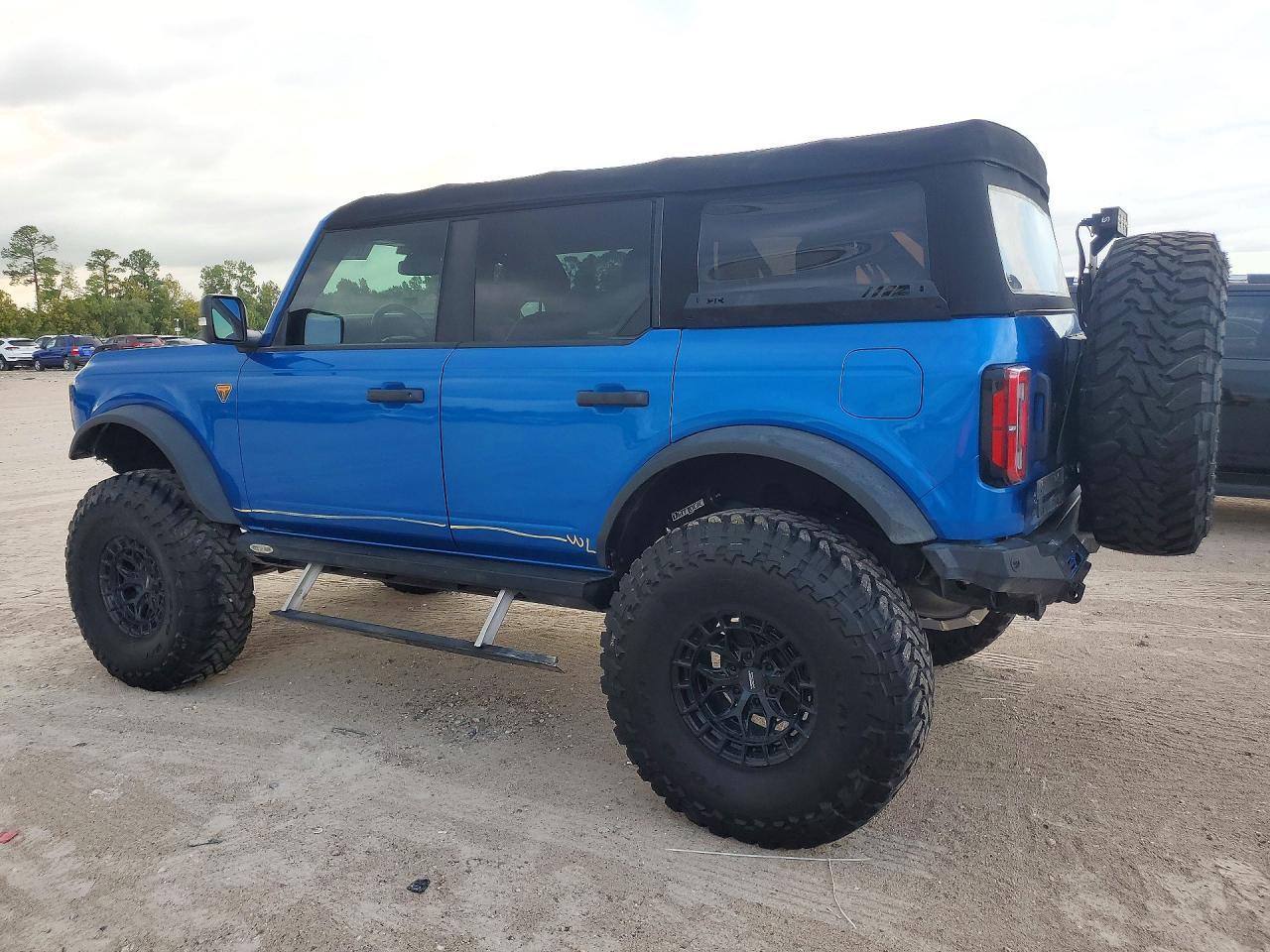 2025 Ford Bronco Badlands - Image 2