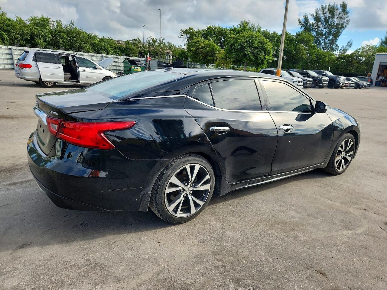 2017 Nissan Maxima Platinum - Image 3