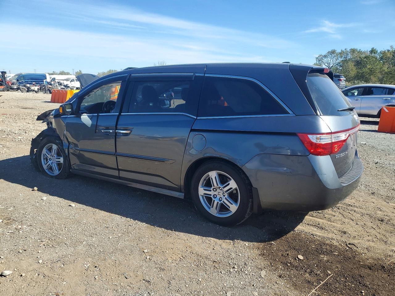 2013 Honda Odyssey Touring - Фото 2