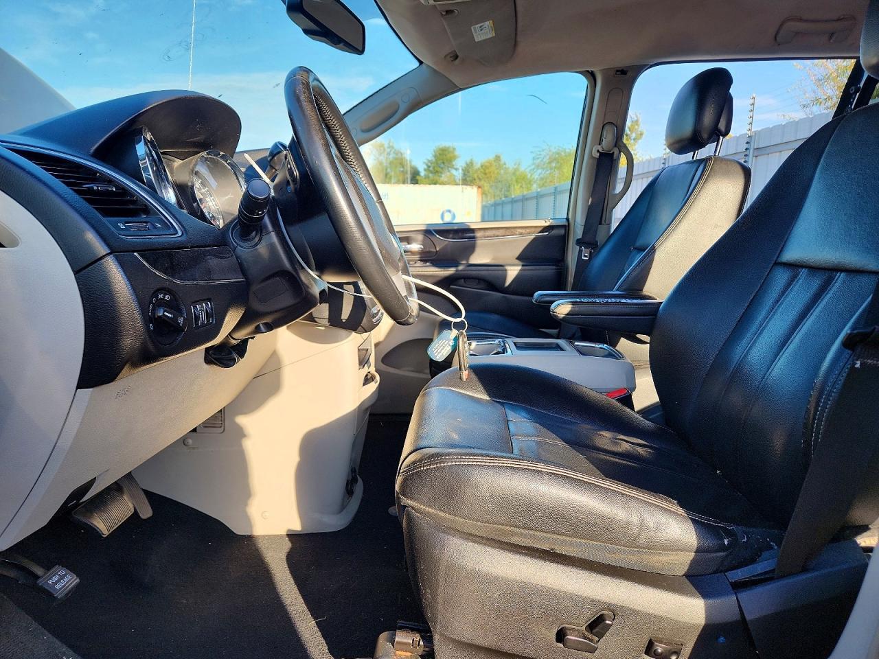 2014 Chrysler Town & Country Touring - Фото 7