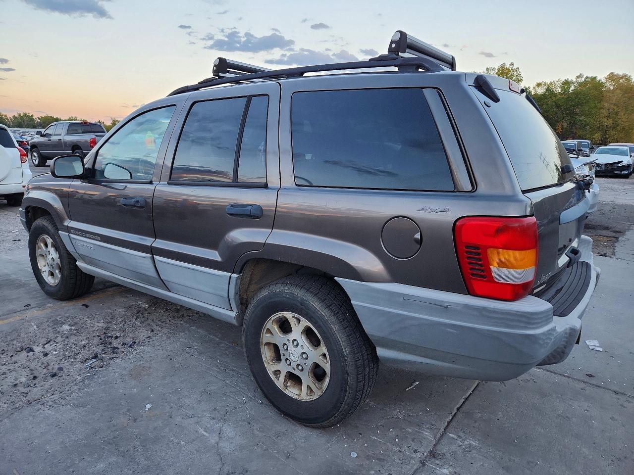 2000 Jeep Grand Cherokee Laredo - Image 2