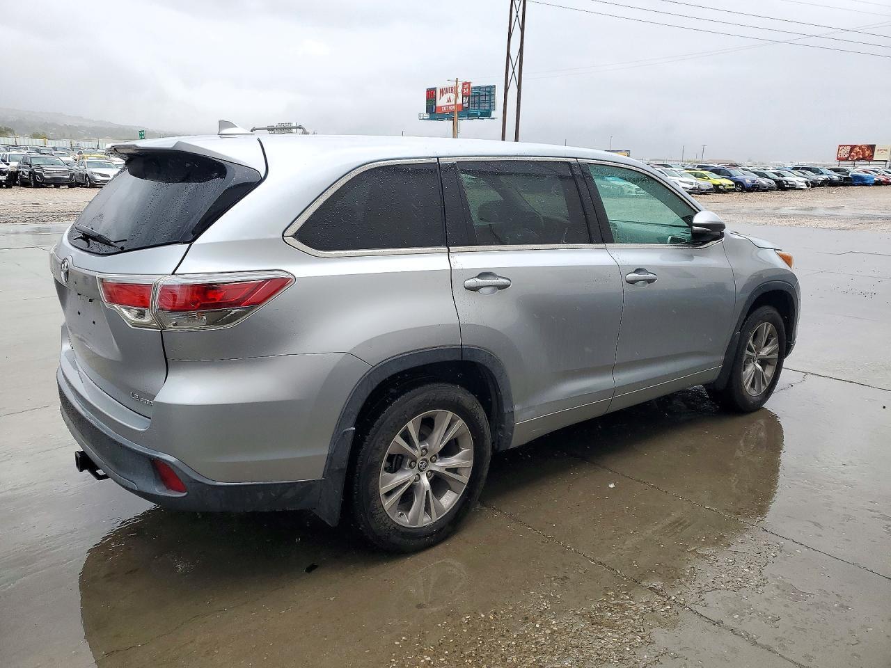 2016 Toyota Highlander Le Plus - Фото 3