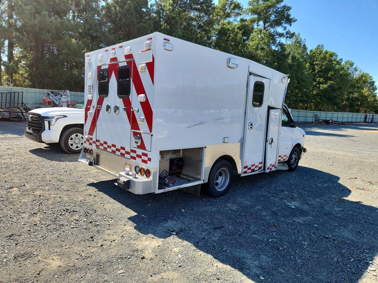 2023 Chevrolet Express G3 - Box Truck - Image 3
