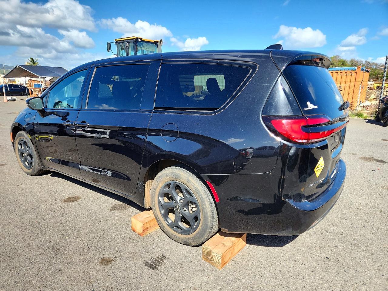 2022 Chrysler Pacifica Hybrid Touring L - Фото 2