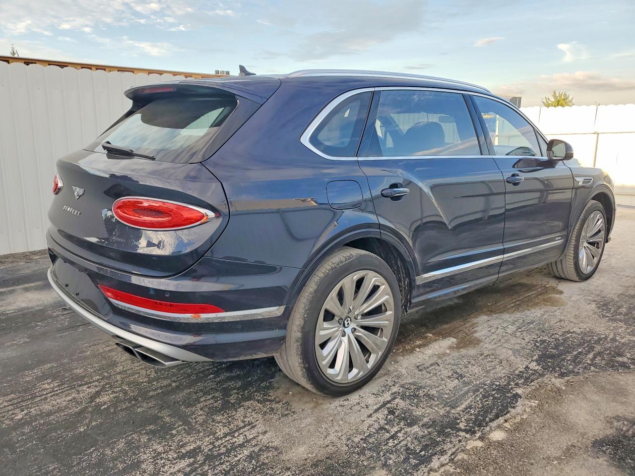 2023 Bentley Bentayga - Фото 3