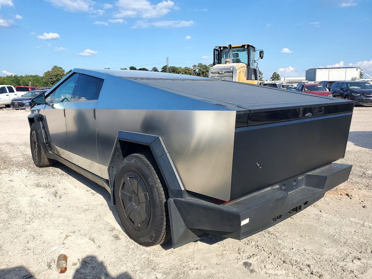 2025 Tesla Cybertruck - Фото 2