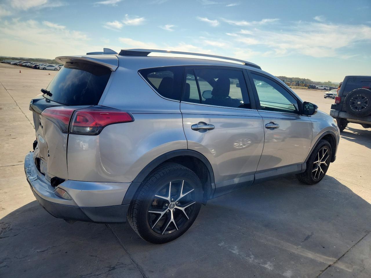 2016 Toyota Rav4 Se - Фото 3