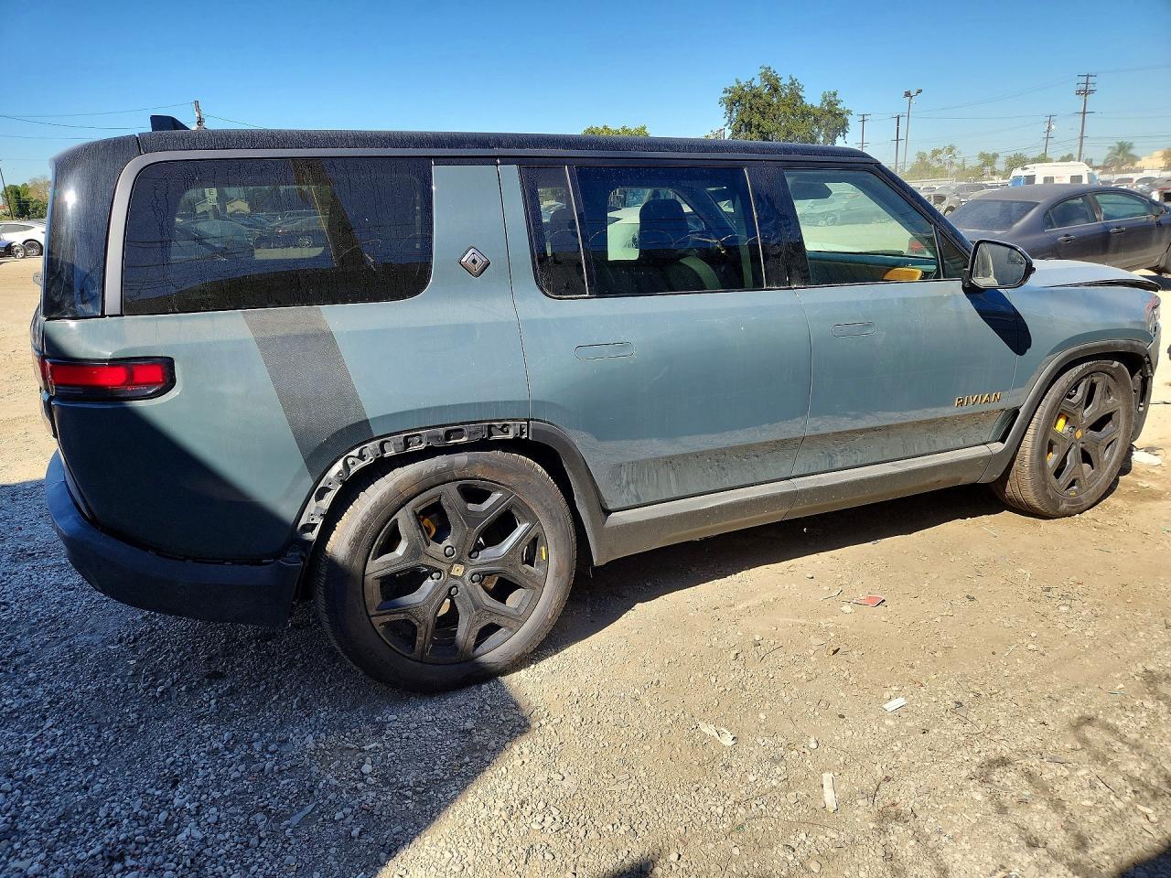 2025 Rivian R1S Premium - Image 3