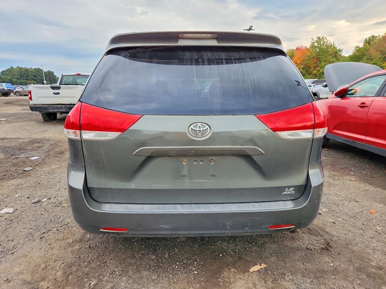 2013 Toyota Sienna Le 7-Passenger - Фото 6