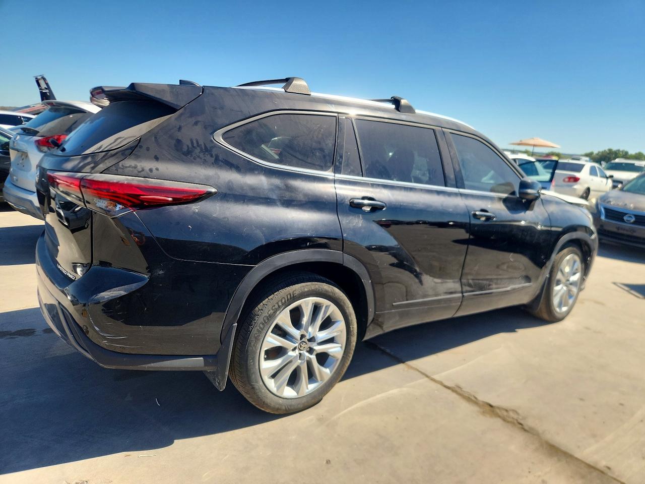2023 Toyota Highlander Limited - Image 3