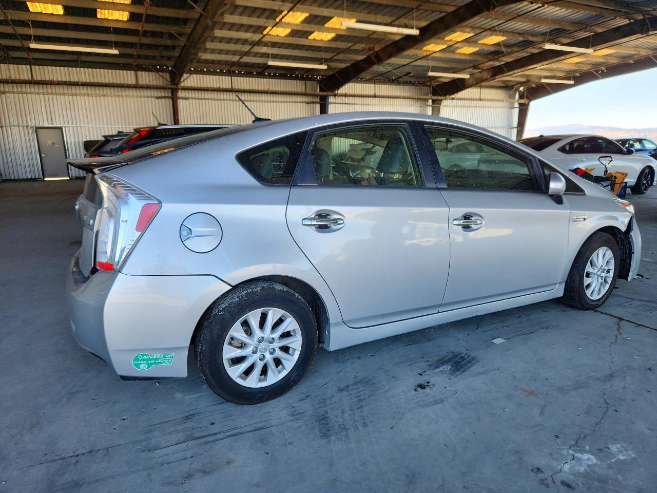 2013 Toyota Prius Plug-In Hybrid Base - Фото 3
