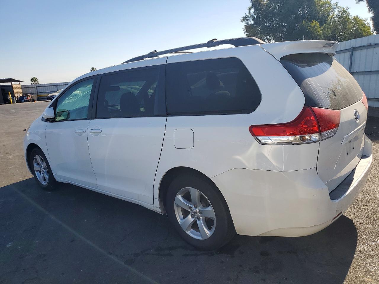 2011 Toyota Sienna Le - Фото 2