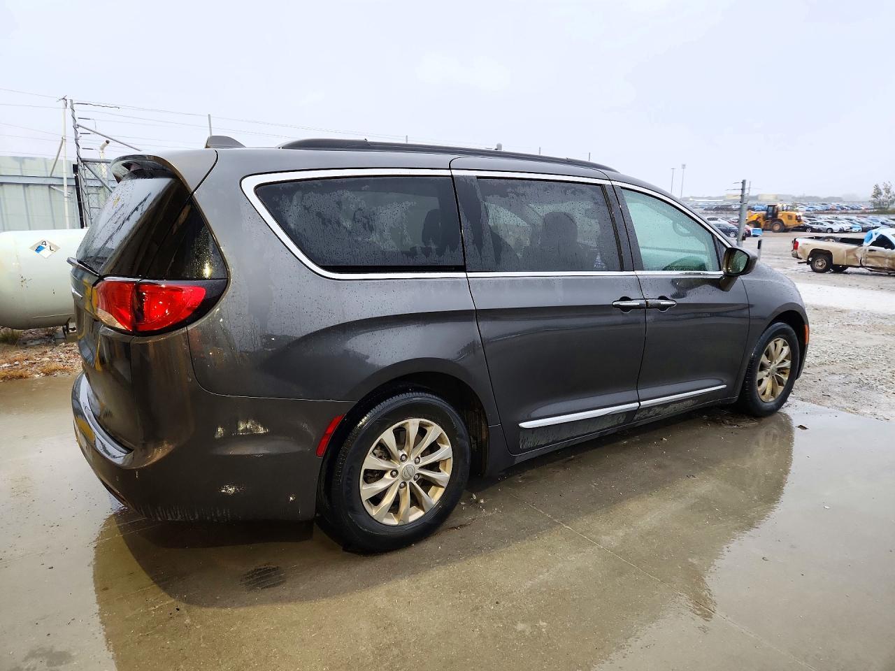 2017 Chrysler Pacifica Touring L - Image 3