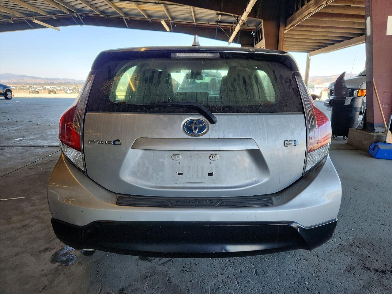 2017 Toyota Prius C One - Image 6