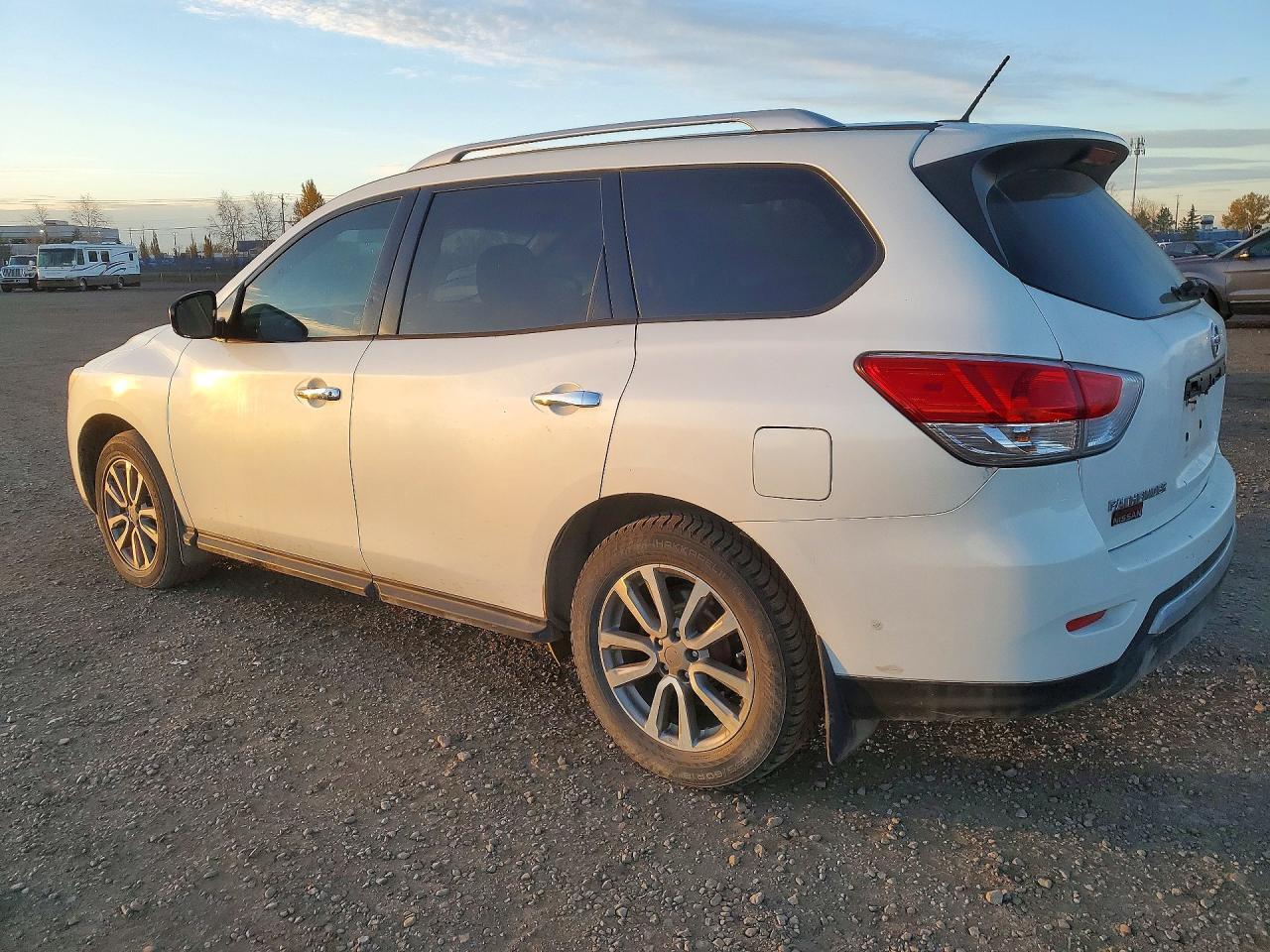 2016 Nissan Pathfinder S - Фото 2