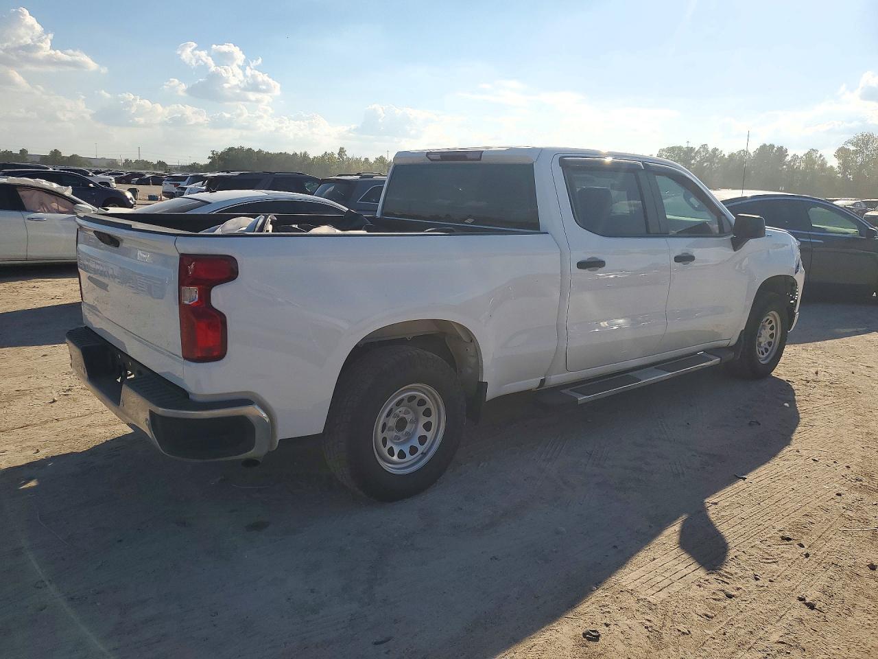 2024 Chevrolet Silverado C1500 - Фото 3