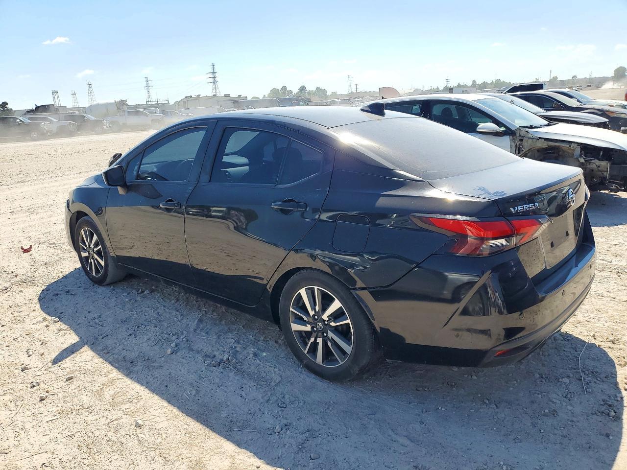 2021 Nissan Versa - Фото 2