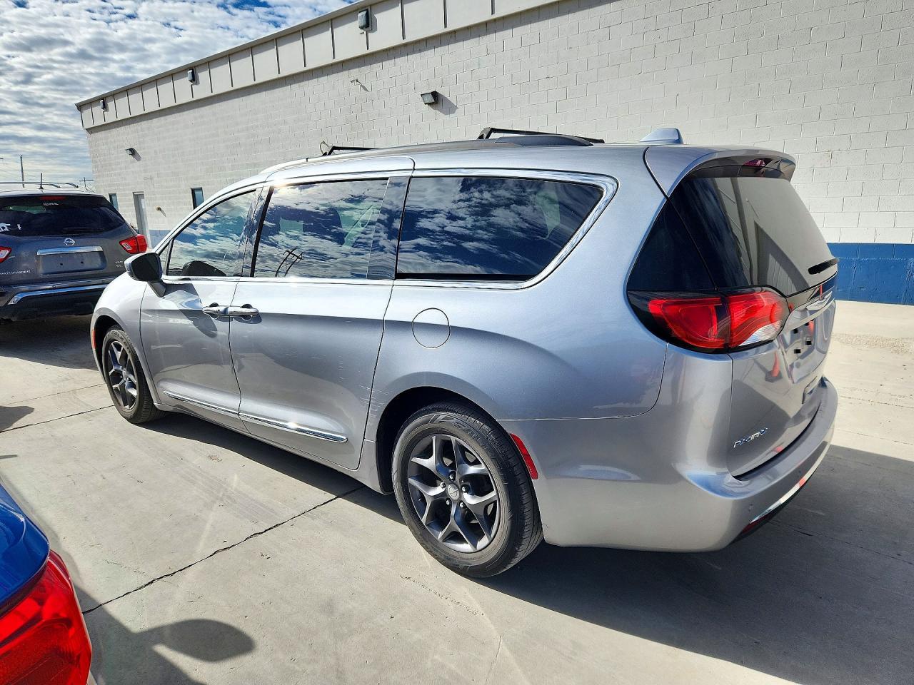 2017 Chrysler Pacifica Touring L - Фото 2