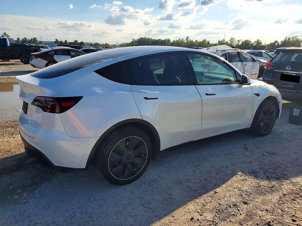 2025 Tesla Model Y - Фото 3