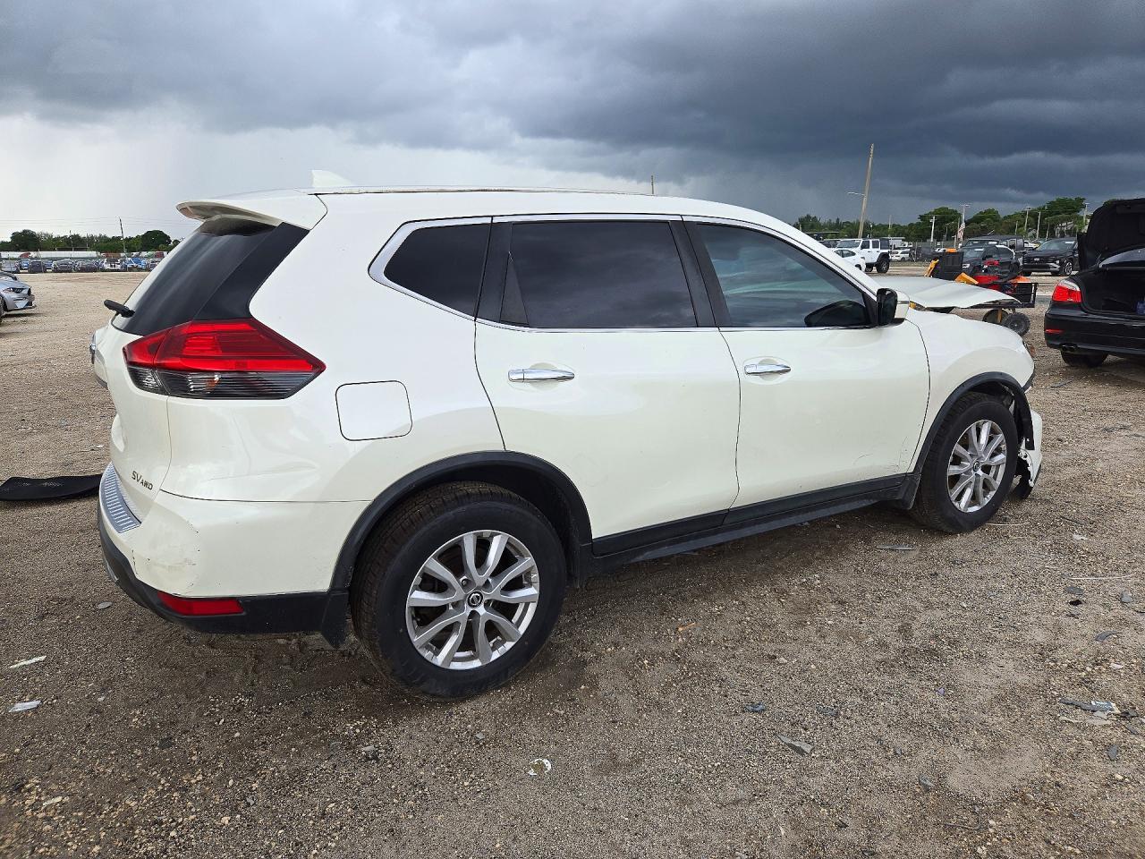 2017 Nissan Rogue Sv - Image 3