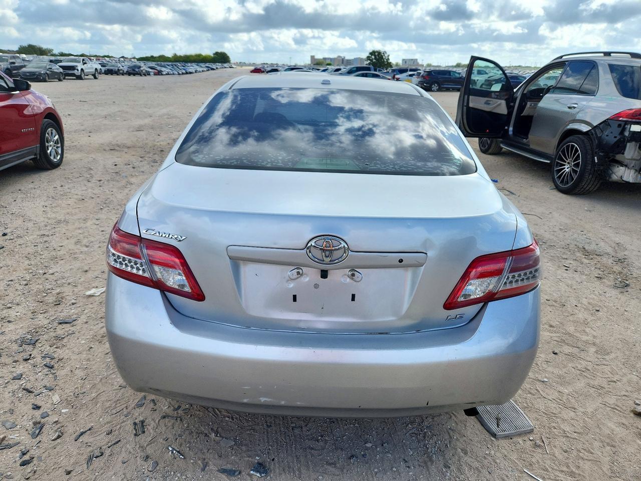 2011 Toyota Camry Le - Фото 6