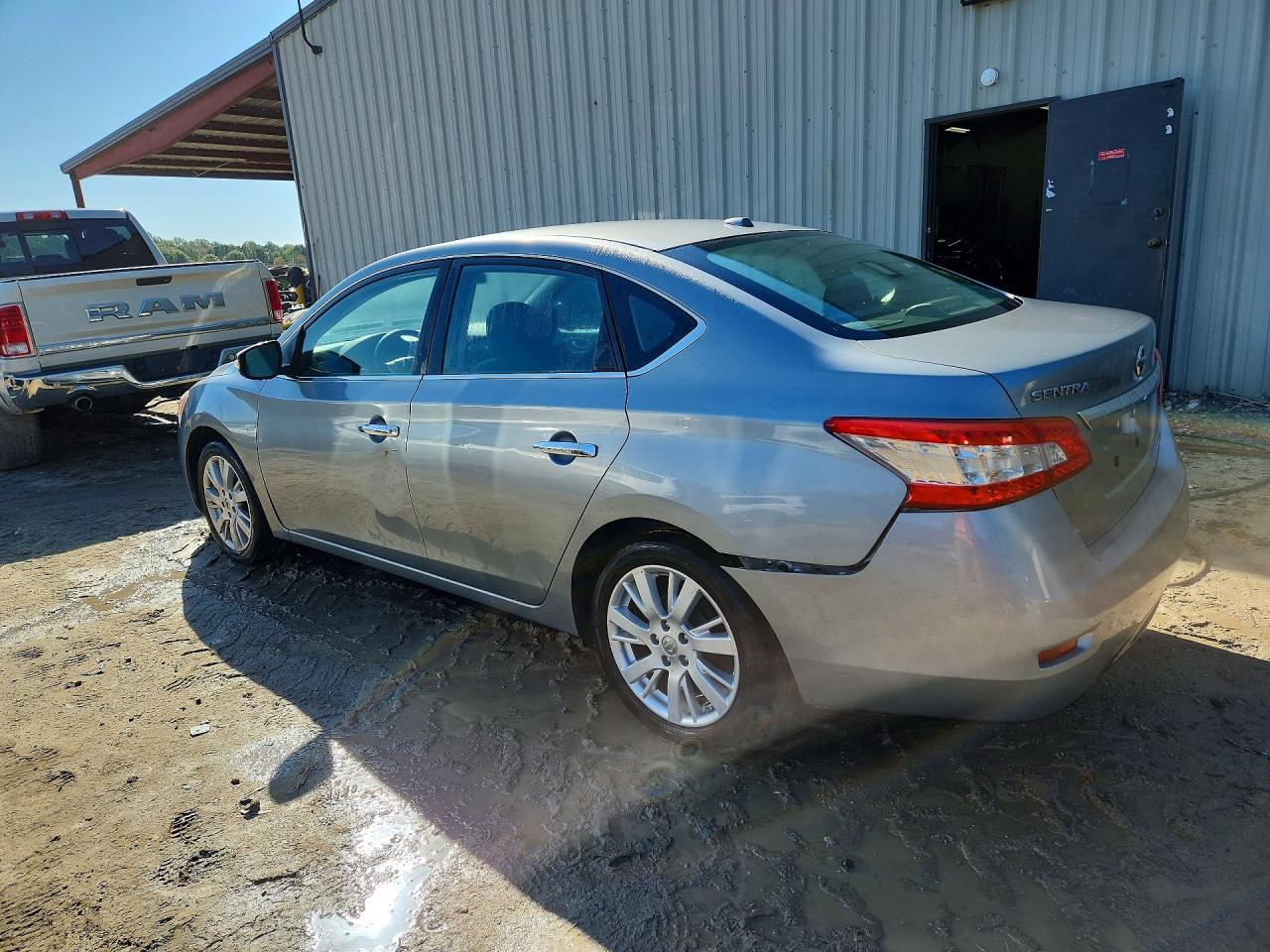 2013 Nissan Sentra S - Фото 2