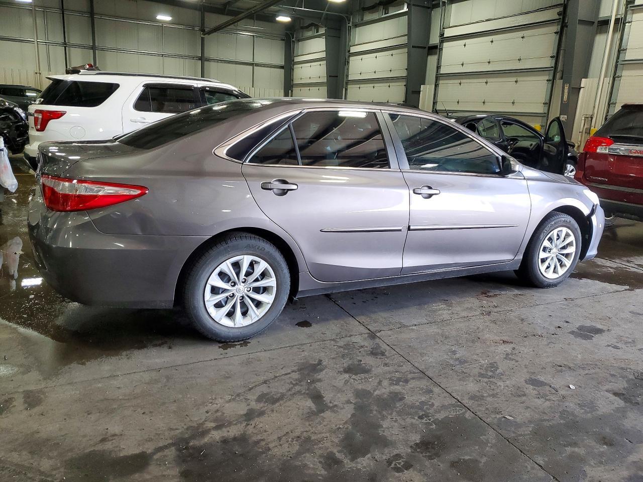 2016 Toyota Camry Le - Фото 3