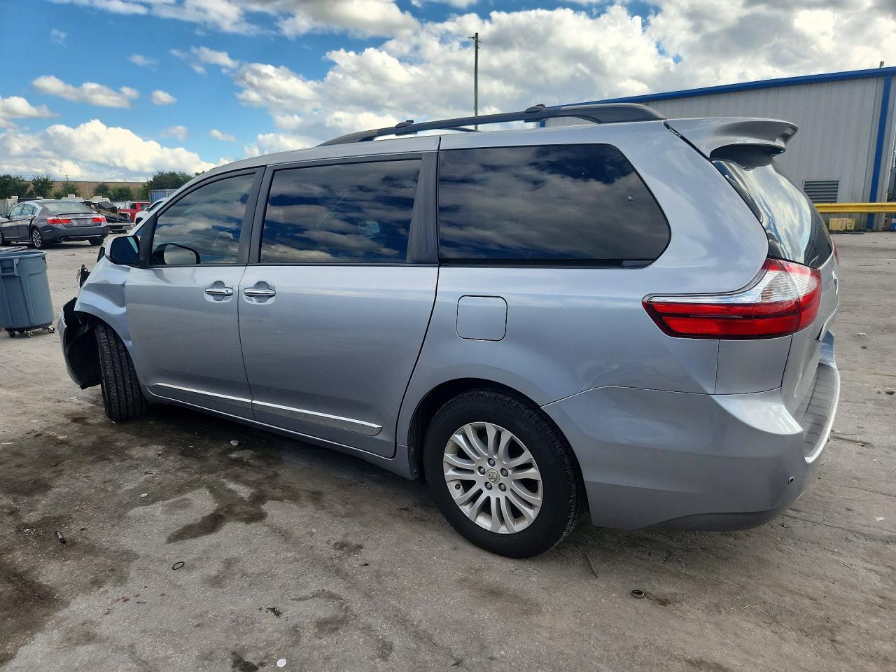 2017 Toyota Sienna Xle 8-Passenger - Image 2