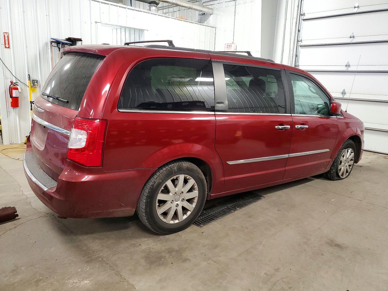 2014 Chrysler Town & Country Touring - Image 3