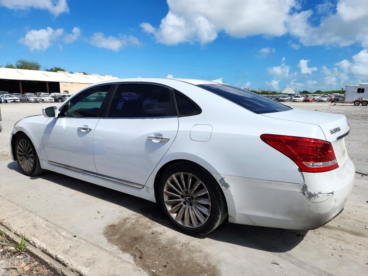 2014 Hyundai Equus Signature - Image 2