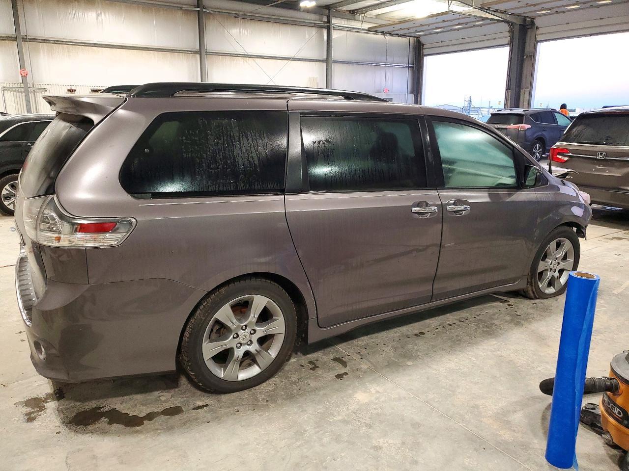 2014 Toyota Sienna Se 8-Passenger - Фото 3