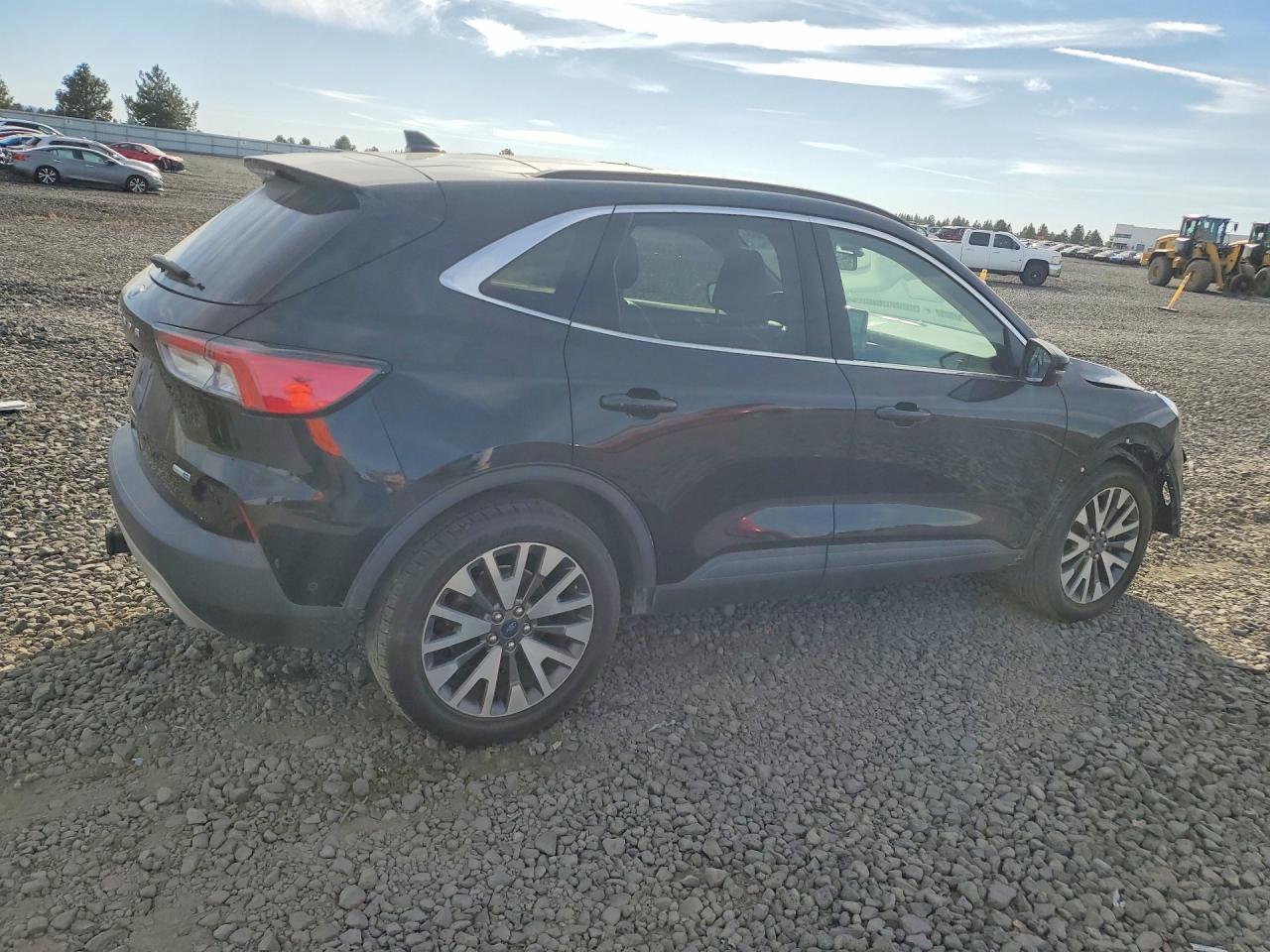 2020 Ford Escape Titanium - Image 3