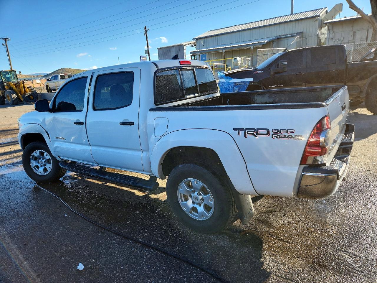 2015 Toyota Tacoma V6 - Image 2