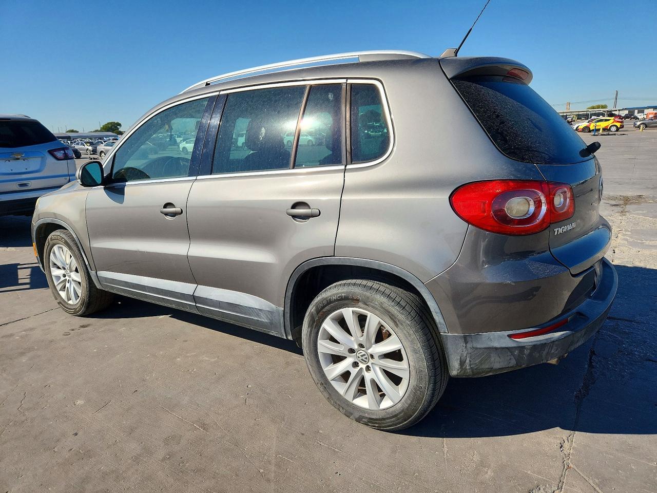 2010 Volkswagen Tiguan S - Фото 2