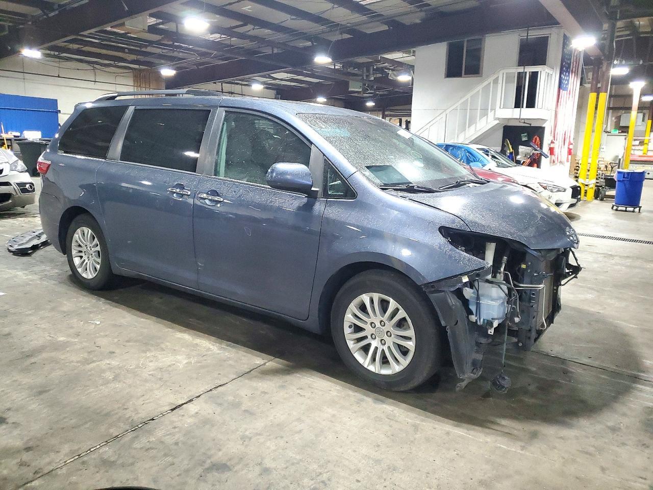 2017 Toyota Sienna Xle 8-Passenger - Фото 4