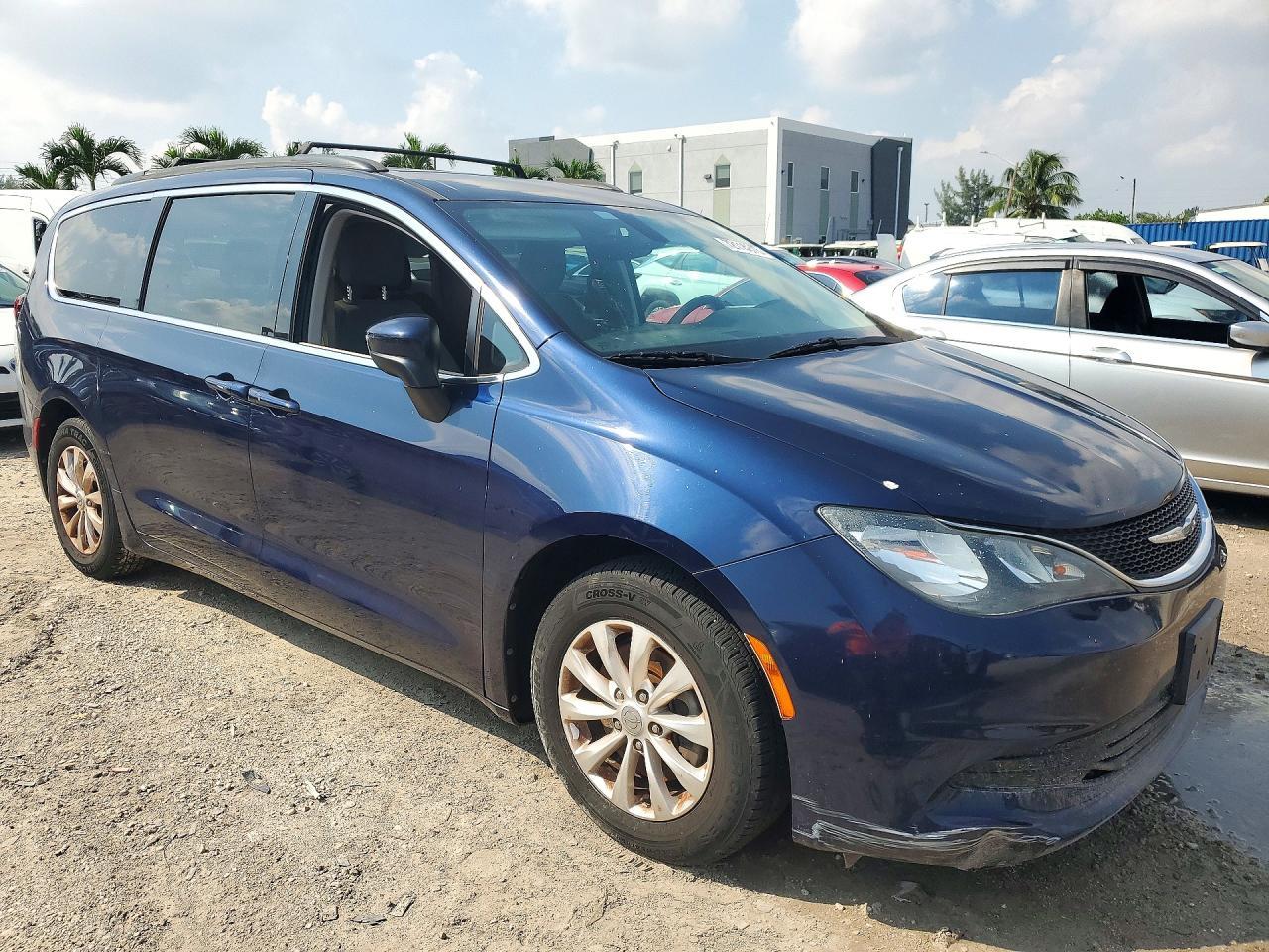 2017 Chrysler Pacifica Touring - Image 4