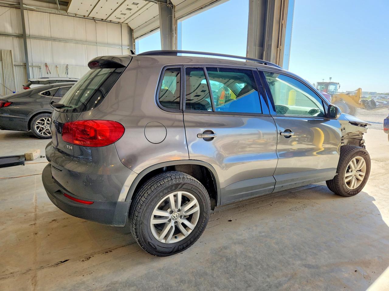 2016 Volkswagen Tiguan S - Фото 3
