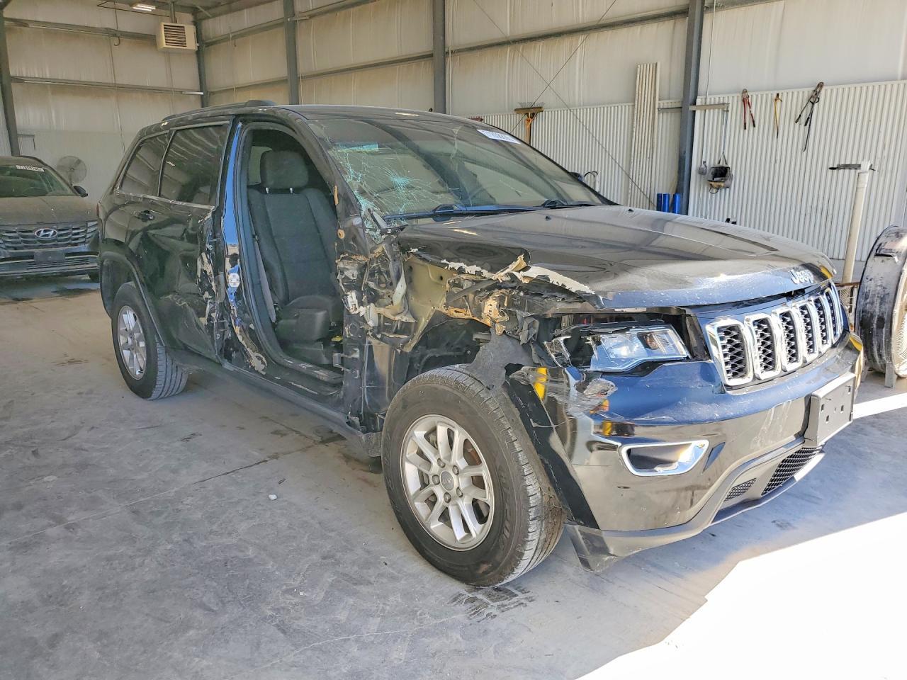 2020 Jeep Grand Cherokee Laredo - Image 4