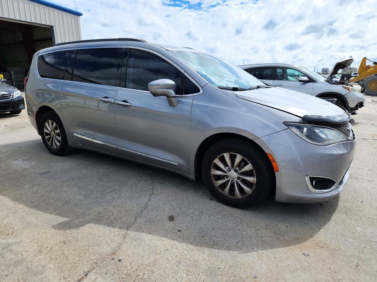 2017 Chrysler Pacifica Touring L - Image 4
