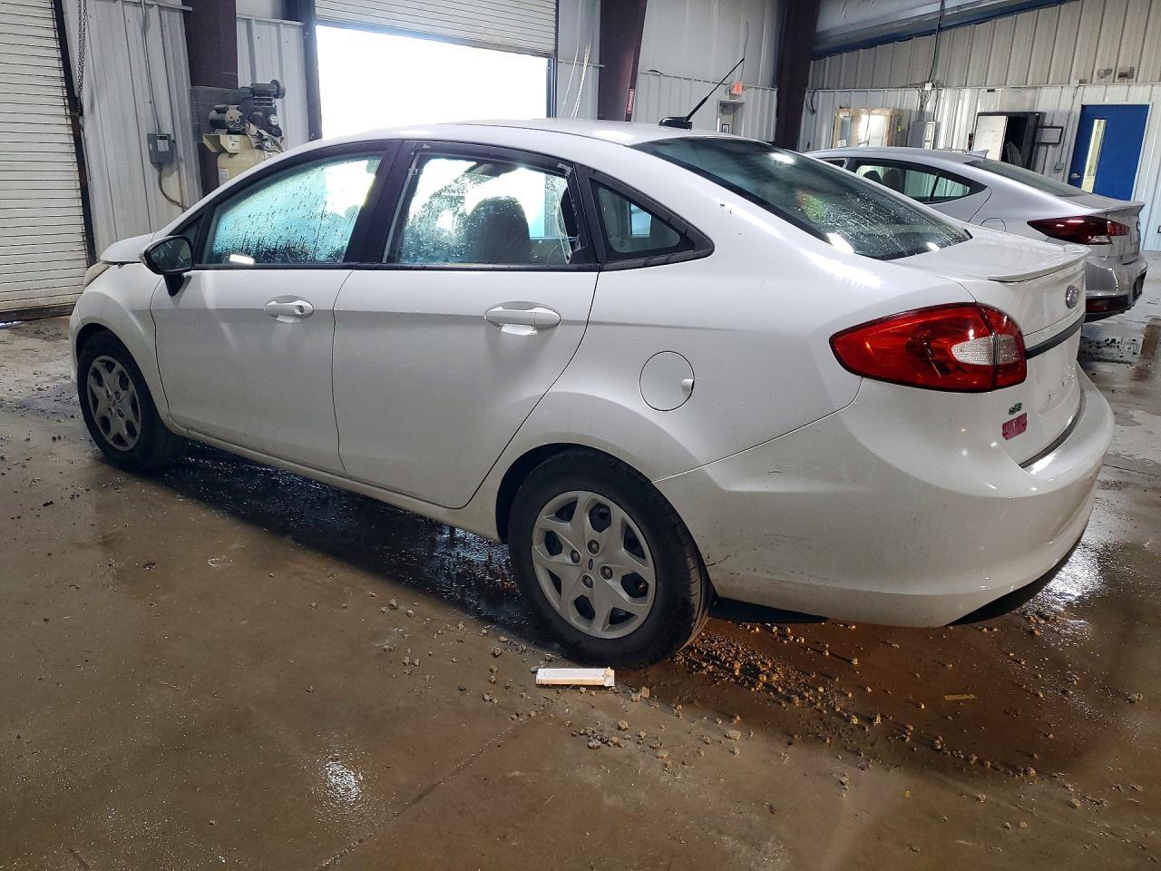 2013 Ford Fiesta Se - Фото 2
